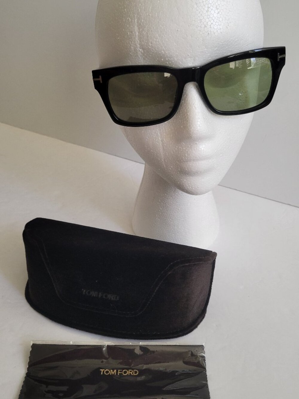 Tom Ford TF494 Frederik Like New Black Sunglasses Green Lenses Italy Unisex